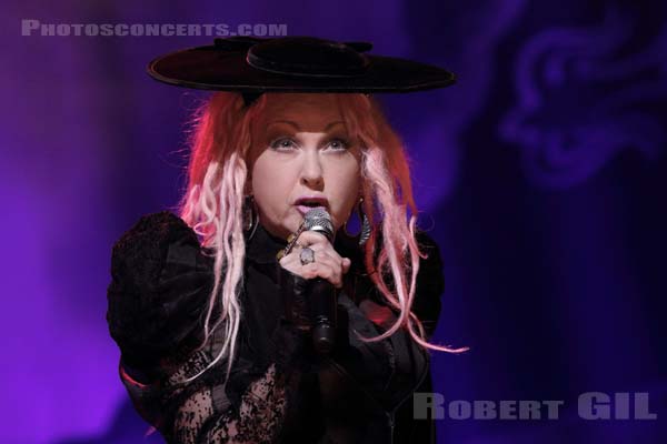 CINDY LAUPER - 2016-07-11 - PARIS - Grand Rex - 